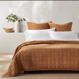 Casaluna king quilt. New condition bought couple months ago.